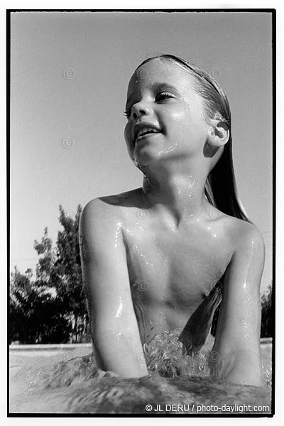 petite fille dans la piscine - little girl in the swimming pool